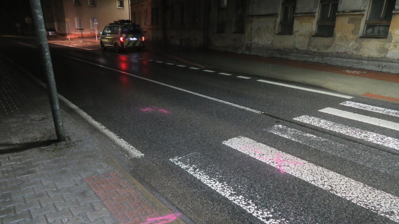 Řidič srazil dítě na přechodu v Lučanech nad Nisou. Policie po něm pátrá a hledá svědky