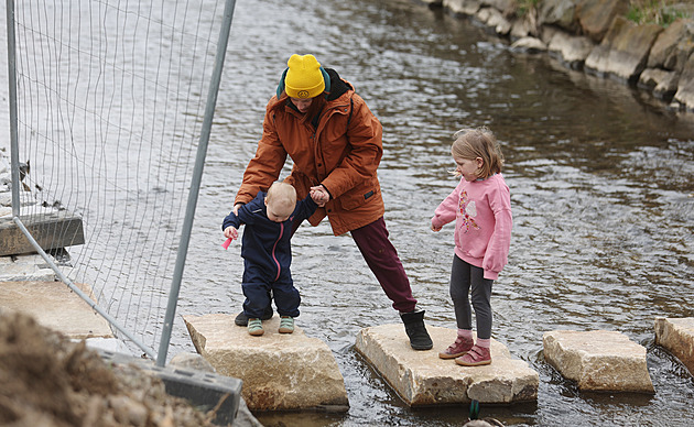 Místo lávky je říční brod. Máme s taškami přeskakovat po kamenech? ptají se lidé