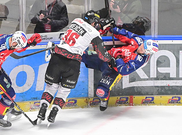 ONLINE: Mandát v oslabení vyrovnává mač se Spartou. Třinec přivítá Karlovy Vary