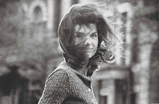 Vítr jí zcuchal vlasy, něžně se usmála. Dotěrný paparazzo však Jackie otrávil život