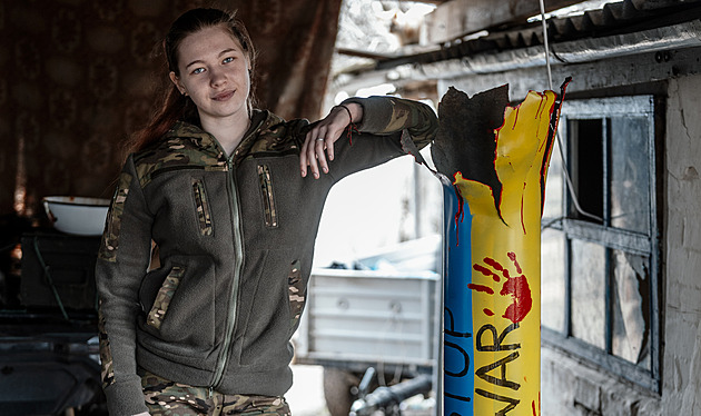 Kde vzít chlapa, když jsou všichni ve válce? Ukrajinské vojandy líčí život na frontě