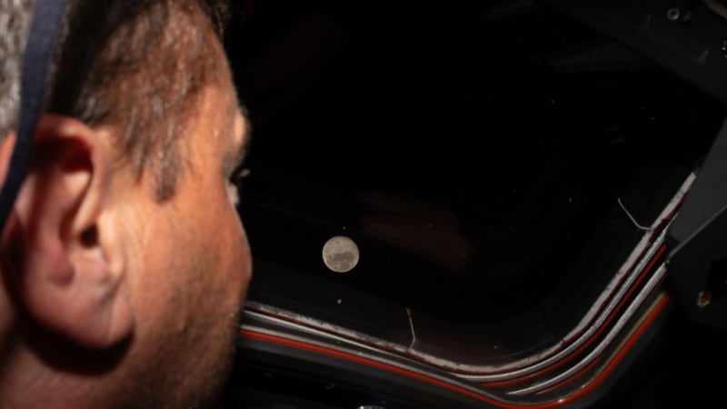 Takhle Měsíc ještě nikdo neviděl. Kráter pojmenovali po zesnulé manželce, astronauti brečeli