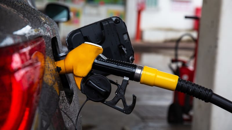 Maximální ceny paliv klesnou, rozhodla vláda. Nafta zlevní o korunu a půl