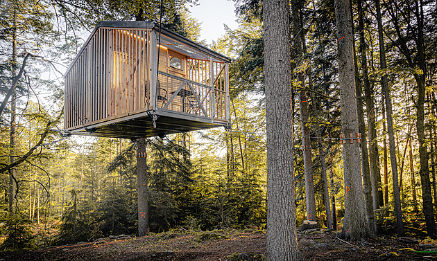 Levitující budka a neviditelný dům. Češi vytvořili úkryty, kde vás nikdo nenajde