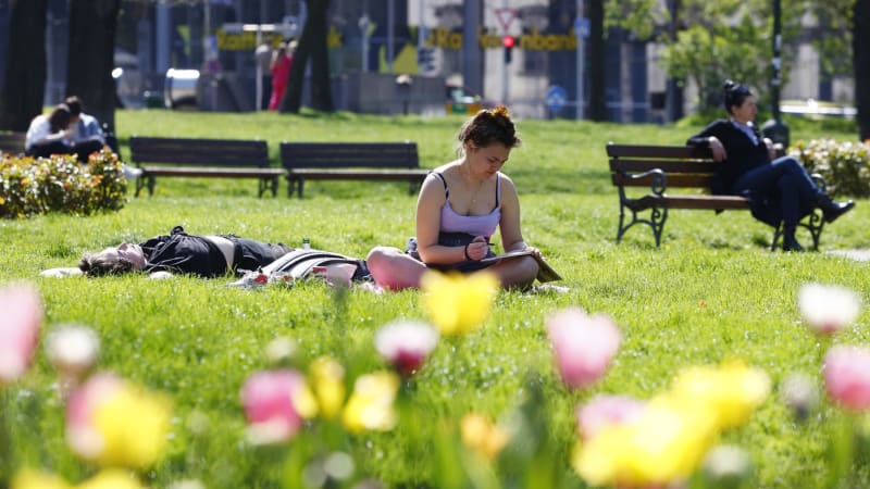 Teploty konečně poletí vzhůru a dočkáme se i slunce. MAPA ukazuje, kde bude nejtepleji