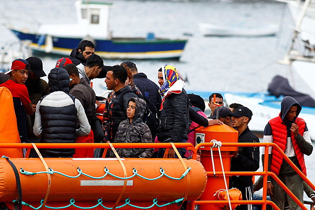 Statisíce migrantů mohou ve Španělsku požádat o amnestii. Nutnost, říká Sánchez