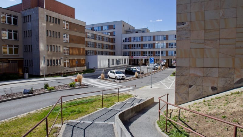 Žena vyhrožovala vystřílením nemocnice v Plzni, naštval ji personál. Přišla pro ni zásahovka 