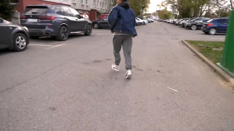 Muž s nožem naháněl Romy a hrozil jim smrtí. Zásah policie v Michalovcích ukazuje video