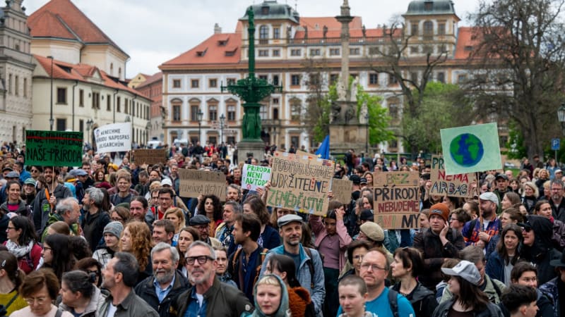 Červenou Červenému. Demonstranti volají po odchodu Motoristů z MŽP, vadí jim škrty i čistky