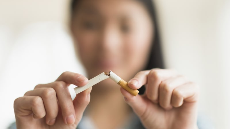 Lidé narození po roce 2008 si již nekoupí cigarety. Británie schválila přelomový zákon