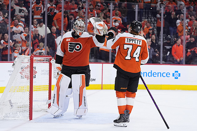 Vladař s Philadelphií míří za postupem, Dostál se radoval na ledě Edmontonu