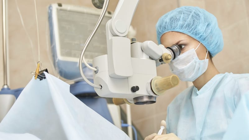 Mladý Rus při rybaření chytil vlastní oko. Lékaři mu dokázali zachránit zrak