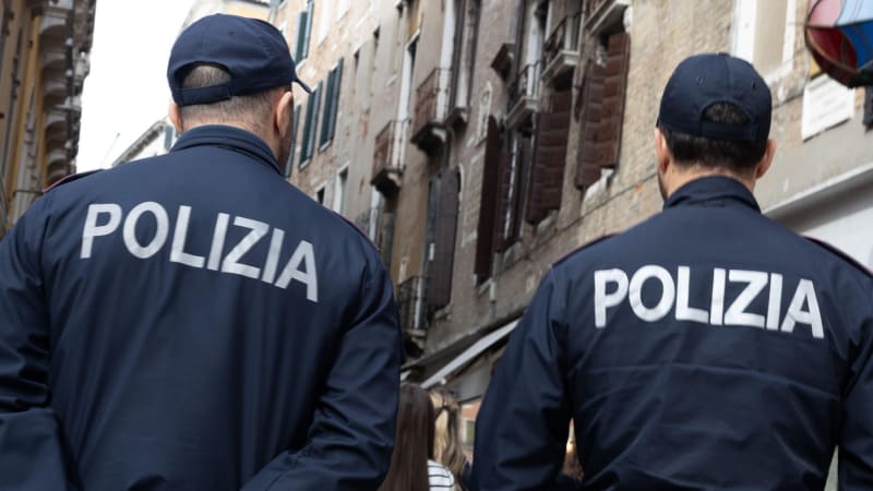 Turistku zabila socha, z balkónu ji v Neapoli shodil 13letý chlapec. Rodiče čeká soud