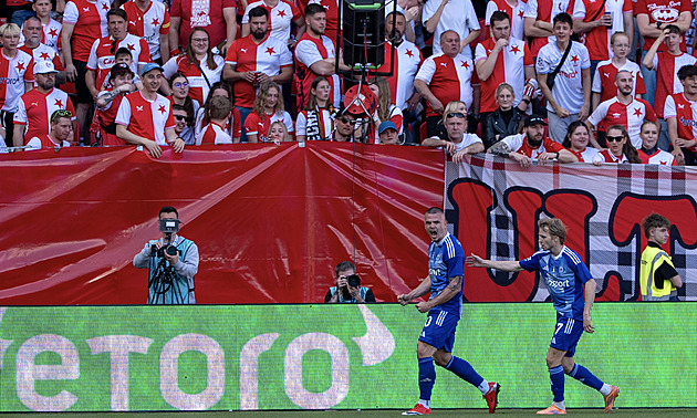 ONLINE: Slavia - Olomouc 2:1, domácí obrat, míč si do vlastní sítě sráží Kliment