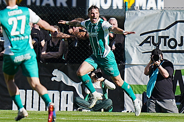 ONLINE: Bohemians - Sparta 2:0, hosté v oslabení, po Ristovském jásá i Hůlka