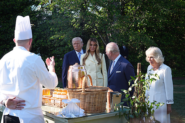 Šálek čaje a prohlídka včelího úlu. Trump přivítal v Bílém domě krále Karla III. s chotí