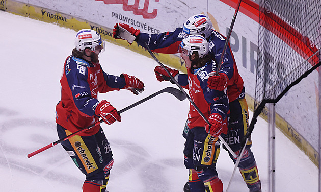 ONLINE: Třinec - Pardubice 1:2. Rychlý obrat hostů, hrají bez kapitána Sedláka