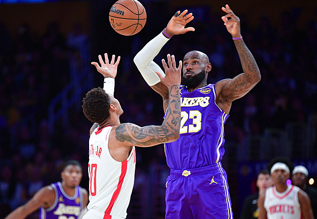 Nic nekončí. Lakers se trápí s Houstonem, Cunninghamův rekord zachránil Detroit