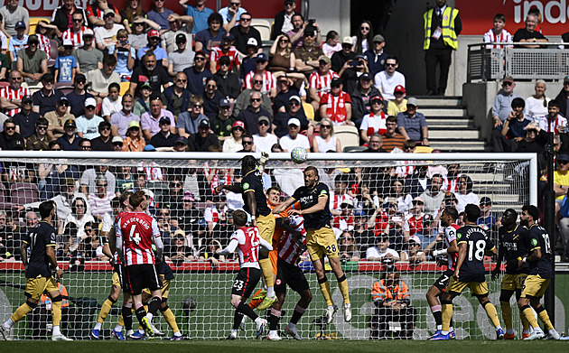 ONLINE: West Ham tápe v boji o záchranu, Newcastle hostí Brighton. Večer Arsenal