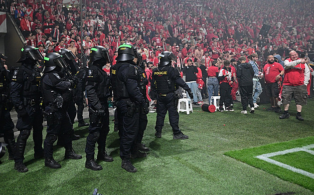 Okolnosti policejního zásahu: Slavia o něj nežádala, i když už fanoušci vtrhli na hřiště
