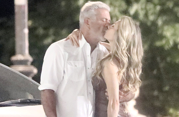 Herec Mel Gibson se v Římě líbal s blond modelkou, na večeři vyrazil v crocsech