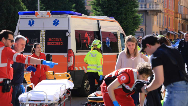 Hrůzné záběry z italské Modeny: Než najel do skupiny lidí, řidič výrazně zrychlil