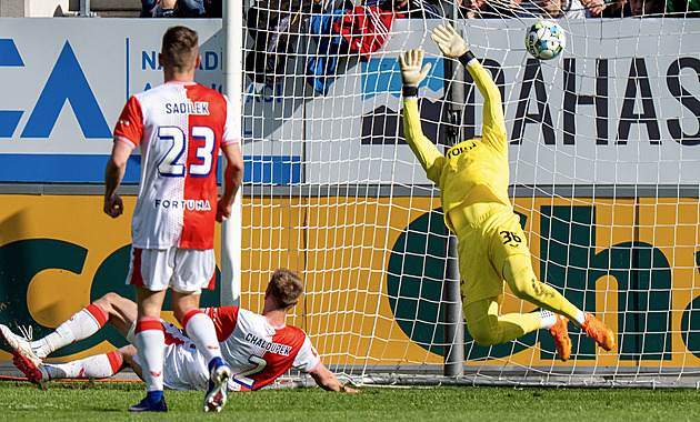 ONLINE: Hradec Kr. - Slavia 1:0, trefil se Mihálik, další šanci likviduje Staněk