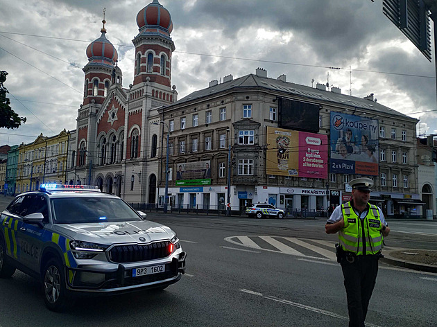 Plzeňskou synagogu i její okolí zavřeli kvůli podezřelému kufru