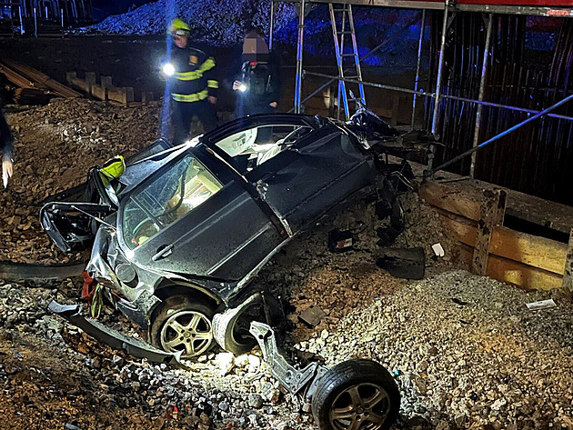 Na D4 spadlo v noci osobní auto z dálničního mostu, řidič zemřel