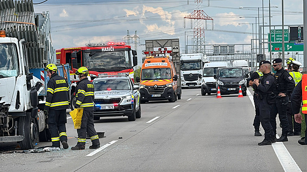 Nehoda kamionu a dodávky uzavřela část Pražského okruhu. Řidiče museli vyprostit