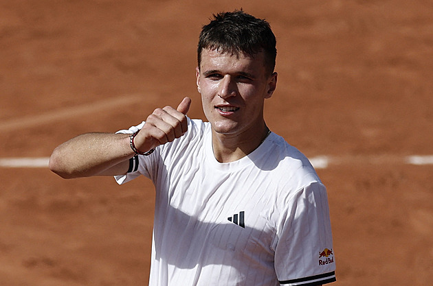 Menšík na Roland Garros dominoval, Krejčíková nevyužila dva mečboly a končí