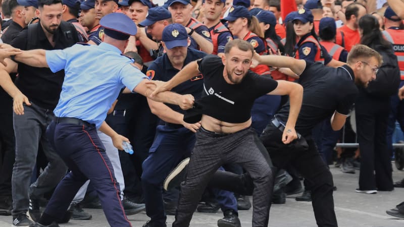 Trumpův zeť s Ivankou rozzuřili Albánce. Běsnící dav musela krotit policie vodními děly