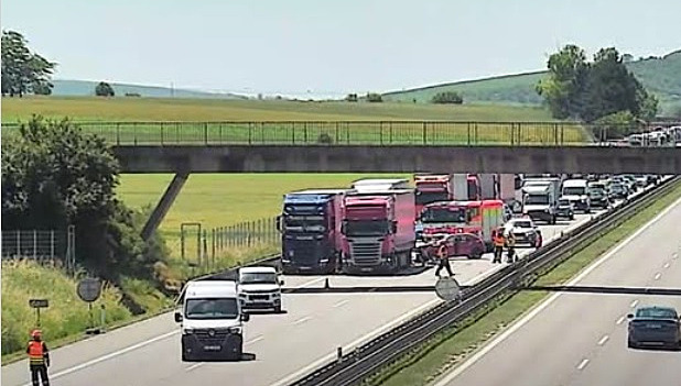 Srážky několika dodávek s osobními auty blokují D10 u Radonic