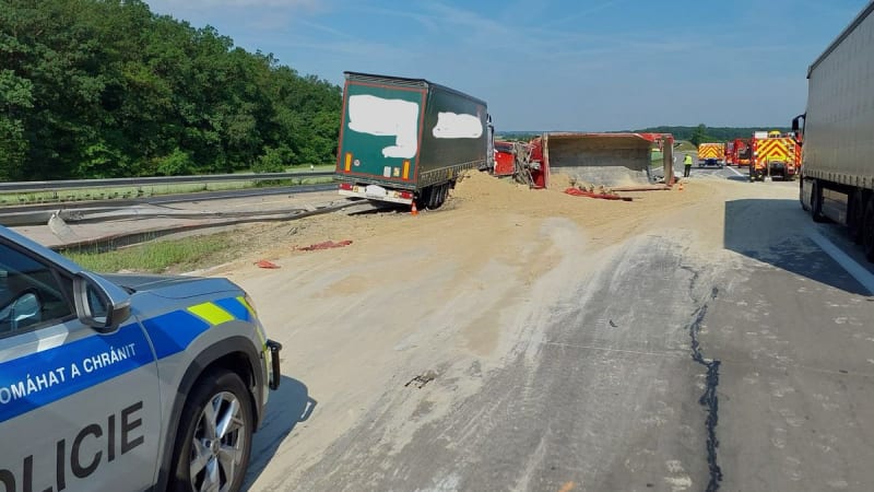 Hromadná nehoda na D11: Srazily se tam tři náklaďáky, provoz je obousměrně uzavřen
