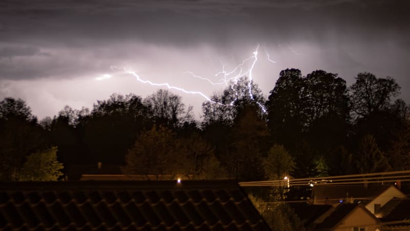 Popadané stromy a zaplavené sklepy. Českem se prohnaly silné bouřky, hasiči řešili stovky případů