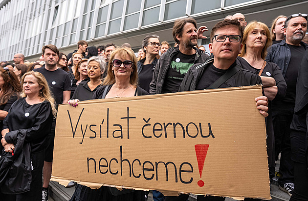 ČT a rozhlas jsou ve stávce. Vysílání začíná se zpožděním, zaměstnanci oblékli černou