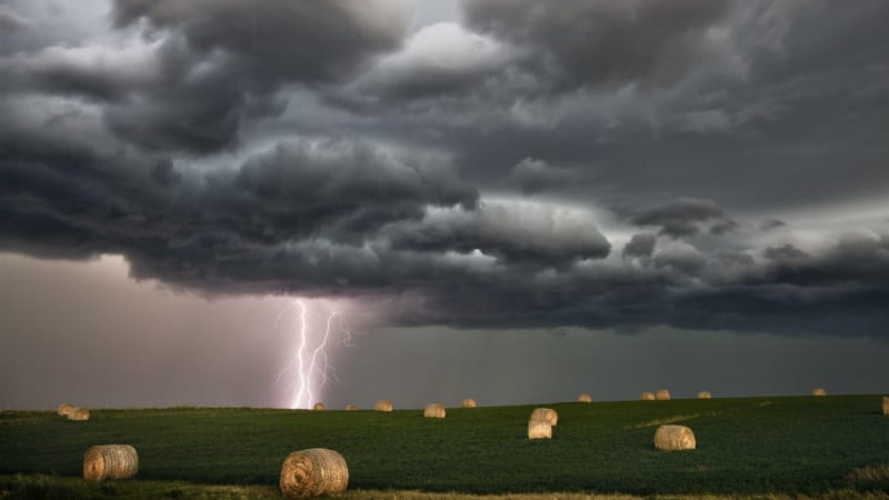 V Česku udeřily první bouřky i silný vítr. RADAR odhaluje, kudy postupují