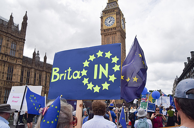 „Brexit byl katastrofa.“ Od referenda je to deset let, většina Britů lituje a chce zpět
