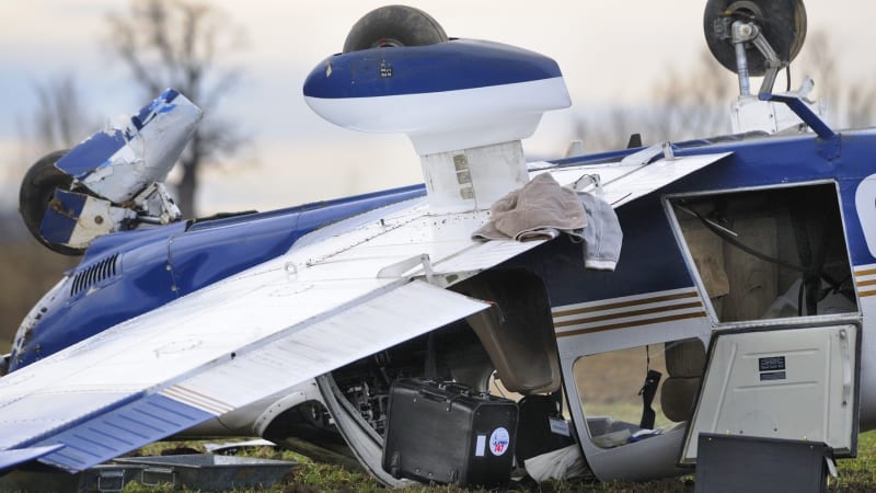 Ve Francii se zřítilo letadlo plné parašutistů. Na místo tragédie míří ministr vnitra