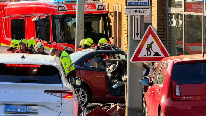 Smrtelná nehoda v Praze: Srážku tramvaje, motorky a auta nepřežil jeden člověk