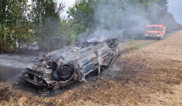 Požár domu v Řimicích popálil muže, přiletěl pro něj vrtulník. Hořelo také auto