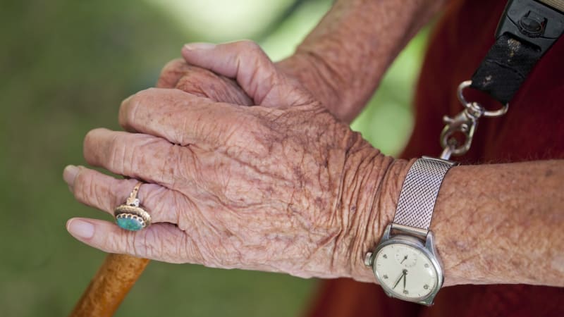 Seniorka přišla o více než sto tisíc korun. Policie ukázala na nečekaného viníka