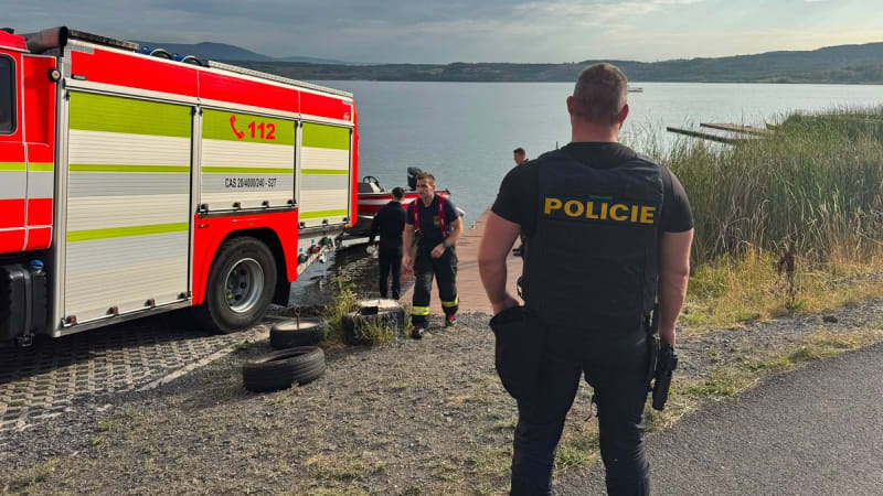 Kvůli silné bouřce se dvojice nemohla dostat na břeh. Pátrání na jezeře Most pokračuje