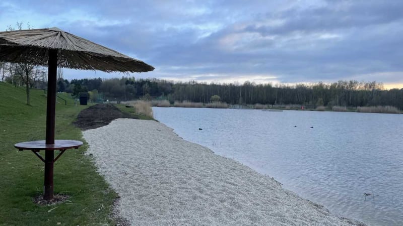 Tragédie na Mostecku: V jezeře zahynul další člověk, případ převzali kriminalisté