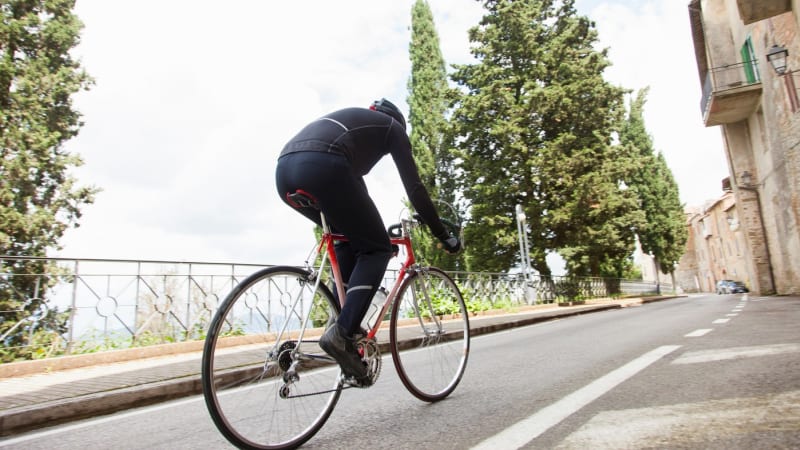 Jako z hororu, popisují cyklisté. V Itálii je rozjetým autem kosil senior, pak se šel udat