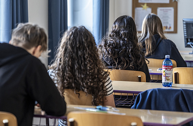 Žáci zvládají matematiku, v chemii tápou, ukazuje výzkum. Princip je přitom stejný