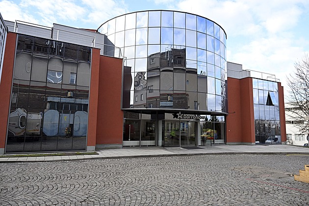 KOMENTÁŘ: Praha drží areál za tři čtvrtě miliardy. Školy nikde, Soukup zůstává
