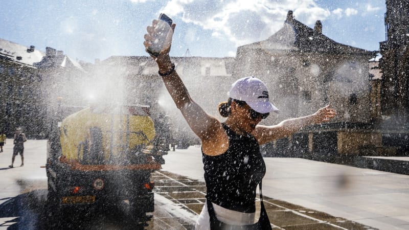 MAPA: Prudké ochlazení vystřídají vedra, platí výstraha. Brzy v Česku udeří i bouřky