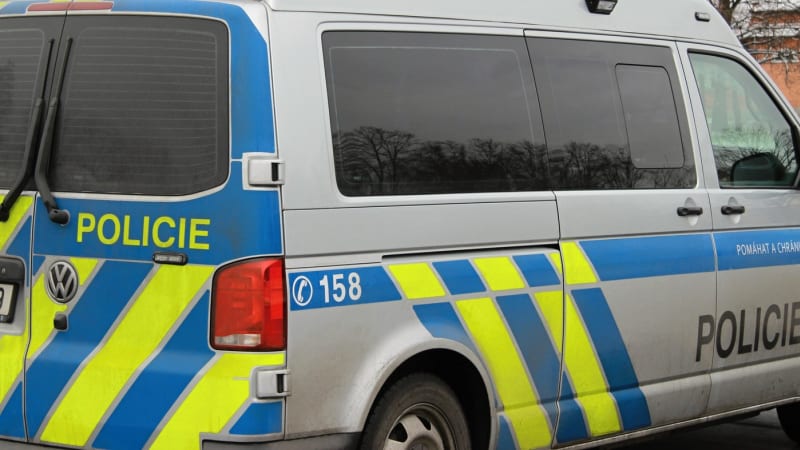 Poplach na dálnici D7: Policie zasahovala kvůli pokusu o sebevraždu, v akci byli i záchranáři