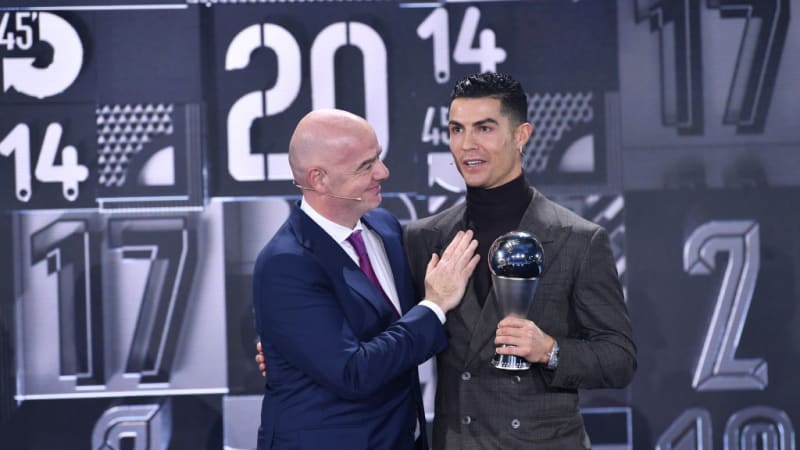 Jasné opovržení, nebo jen grimasa? Setkání Ronalda s Infantinem rozproudilo debatu